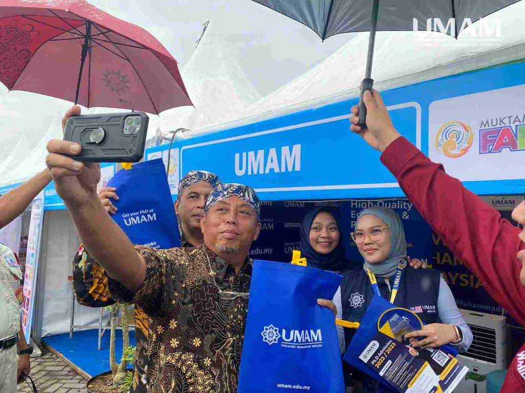 Muktamar Muhammadiyah 48_visitors coming to booth UMAM
