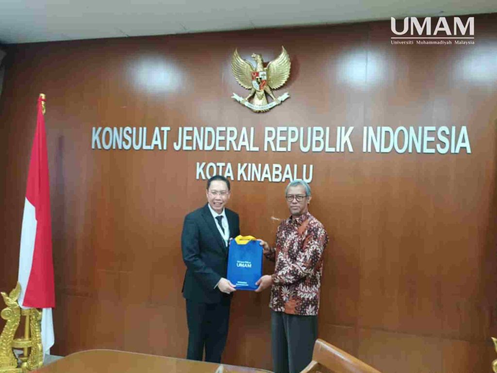 UMAM’s PhD Programmes were delighted by SIKK & KJRI Kota Kinabalu Staff and Officials_souvenir exchange